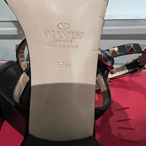 Rockstud Block Heel Sandal
VALENTINO GARAVANI
Black and gold - Picture 4 of 6